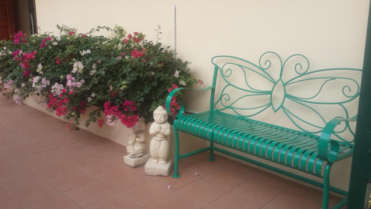 Butterfly Garden Boutique Residences Large Luxury Apts And Villas A Lifetsyle Destination By Neang, Everything You Need All Right Here 1-3 Bedrooms 110 To 190 Sq Mtrs, 2 Full Bathrooms, Rain Shower, Spa Bath, Bbq, Free Wifi, Staff 24-7, Close To Beac パッタヤー エクステリア 写真